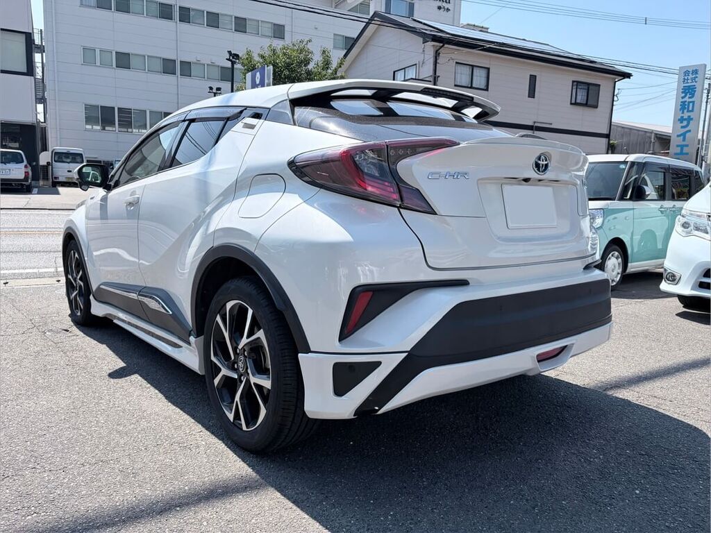 トヨタ C-HR ハイブリッド 斜め後方。大型リアスポイラー