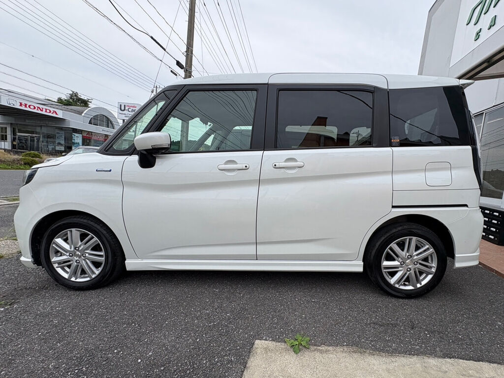 スズキ ソリオ ハイブリッド（ホワイトパール）サイドビュー — クルマテラスにて納車
