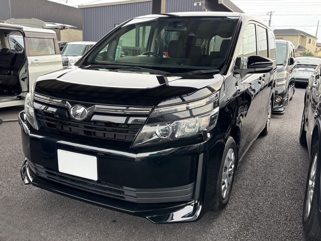 トヨタ ヴォクシー（ブラック）フロントビュー — クルマテラスにて納車