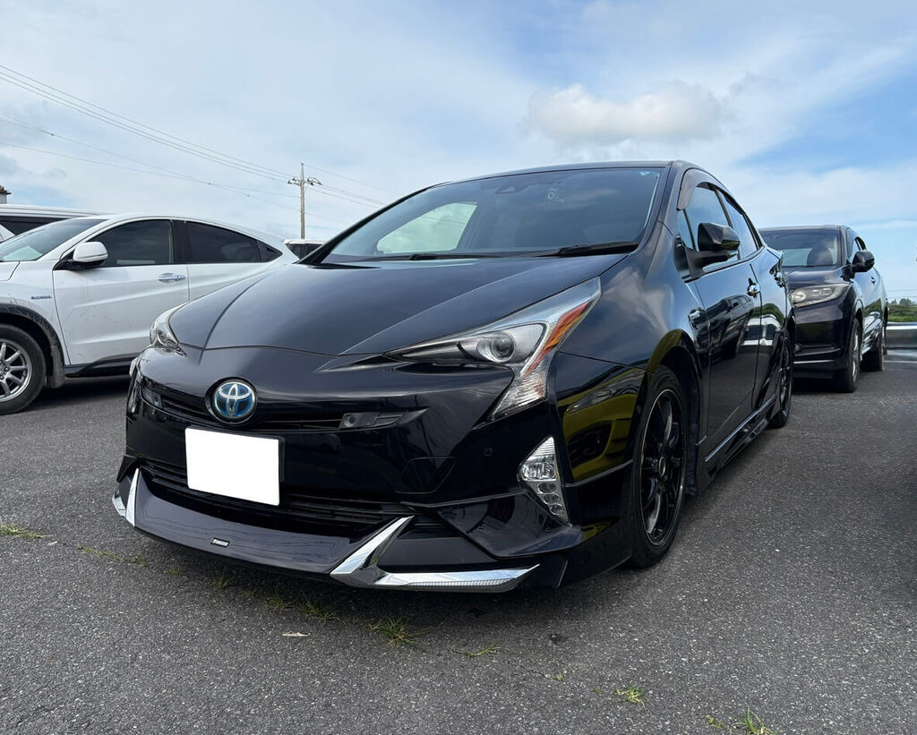 トヨタ プリウス（ブラック）フロントビュー — クルマテラスにて納車