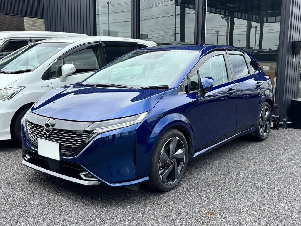 日産 ノート オーラ（ディープブルー）フロントビュー — クルマテラスにて納車
