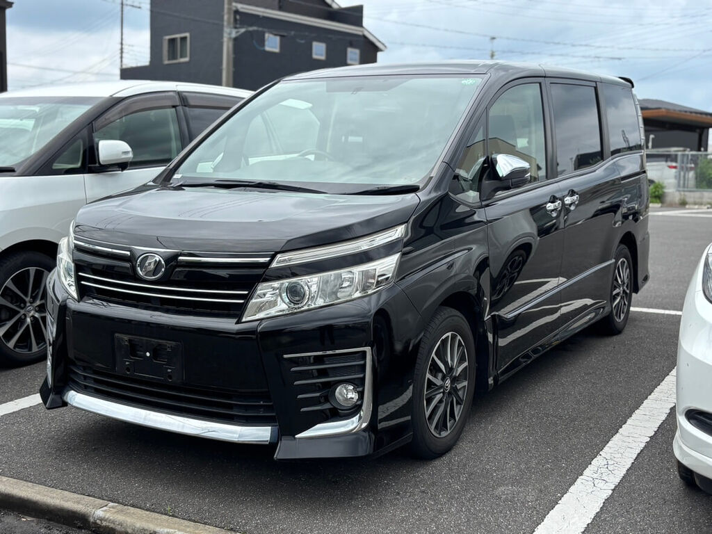 トヨタ ヴォクシー ZS（ブラック）フロントビュー — クルマテラスにて納車
