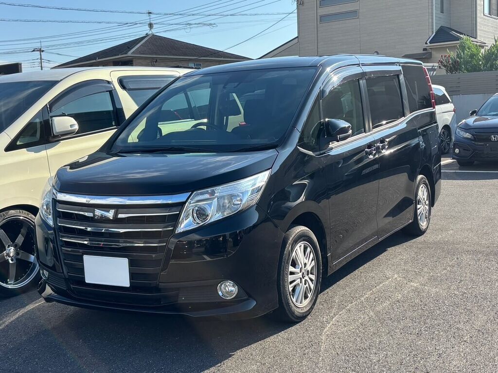 トヨタ ノア（ブラック）フロントビュー — クルマテラスにて納車