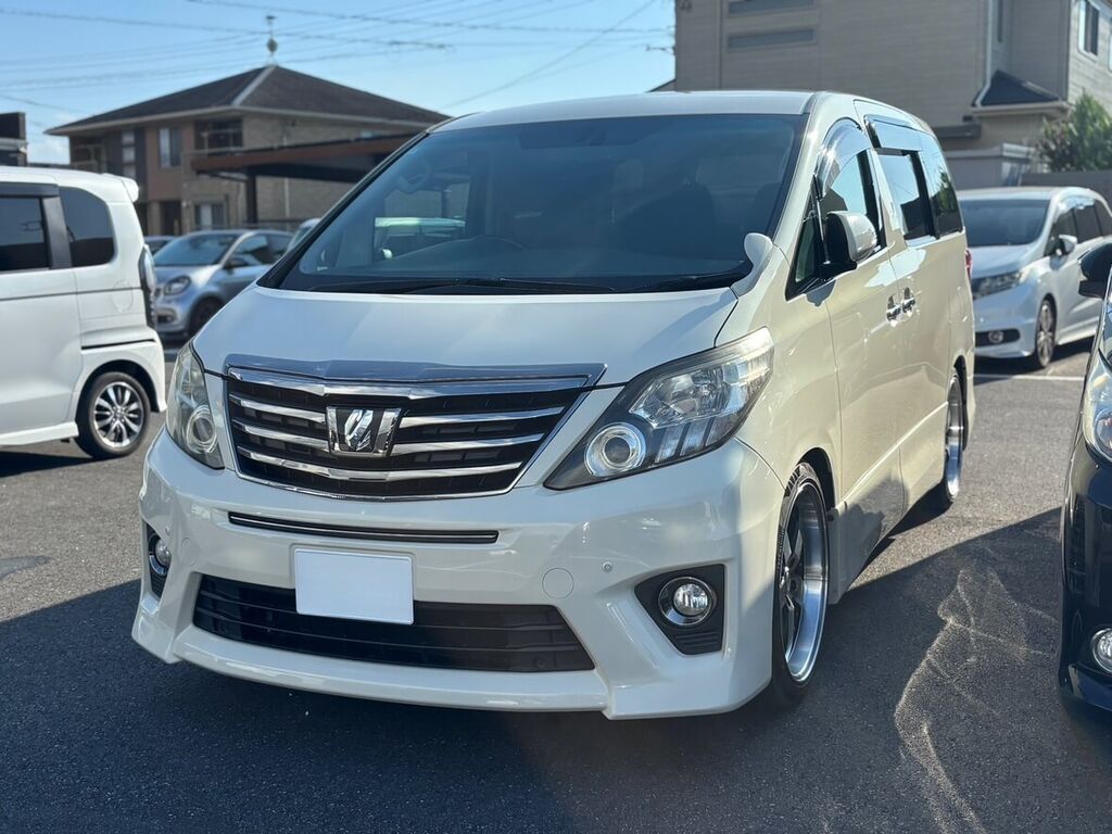 トヨタ アルファード(ホワイトパール)フロントビュー — クルマテラスにて納車