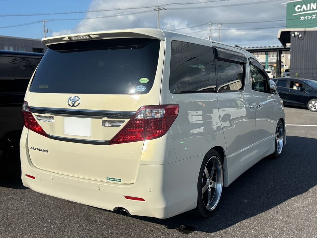トヨタ アルファード リアビュー