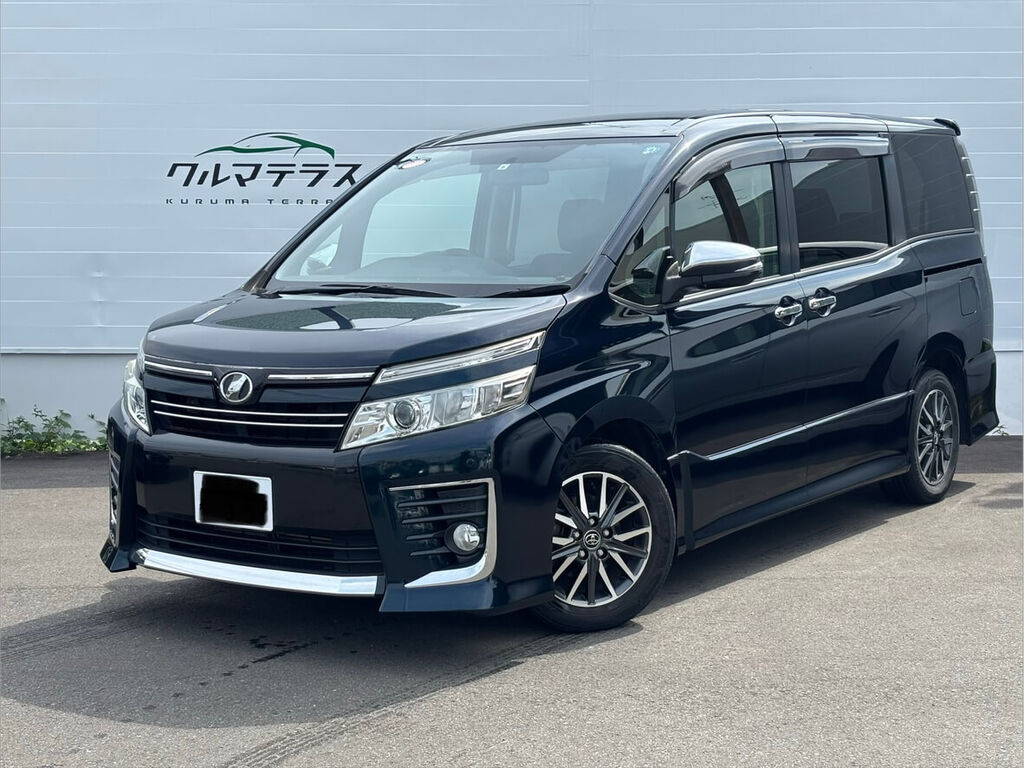 トヨタ ヴォクシー ZS（ブラック）フロントビュー — クルマテラスにて納車