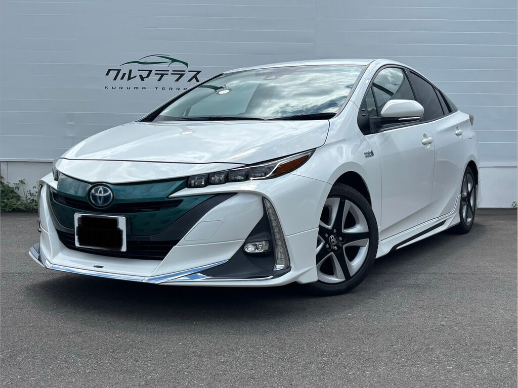 トヨタ プリウスPHV（ホワイトパール）フロントビュー — クルマテラスにて納車