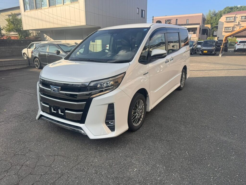 トヨタ ノア Si W×B（ホワイトパール）フロントビュー — クルマテラスにて納車
