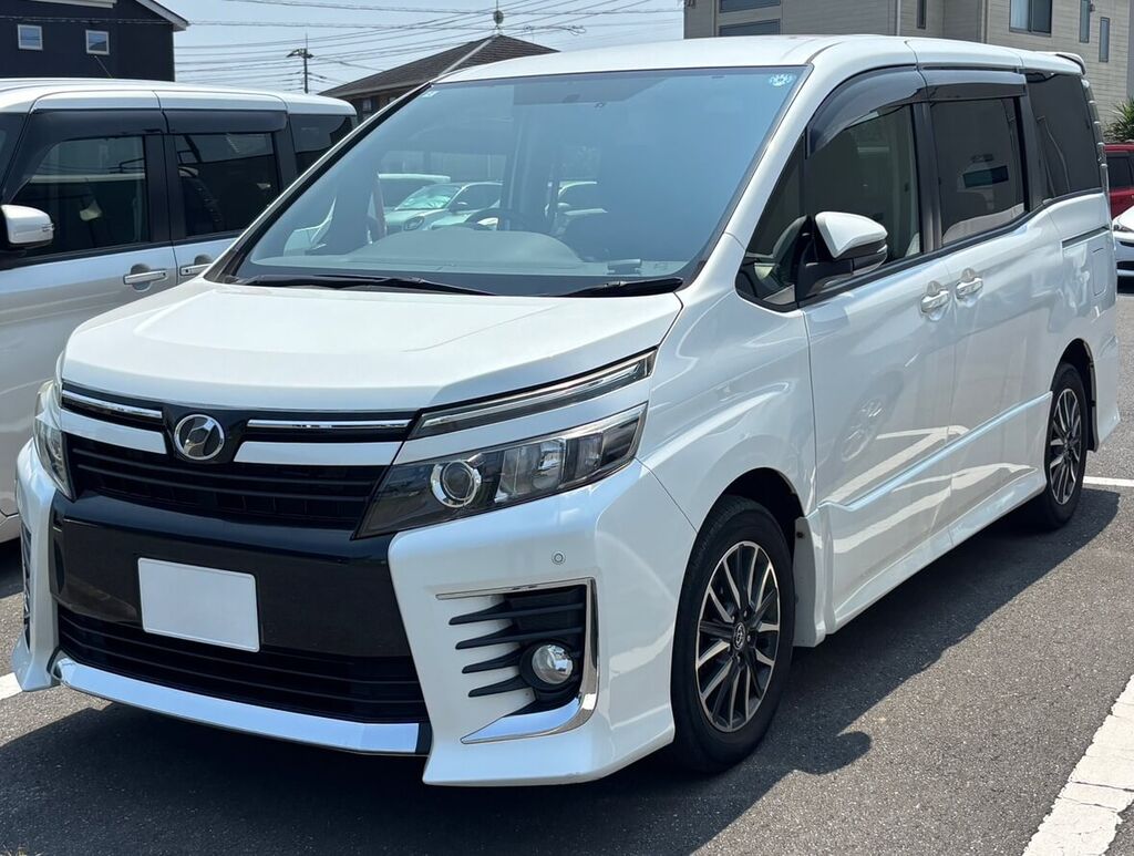 トヨタ ヴォクシー ZS（ホワイトパール）フロントビュー — クルマテラスにて納車