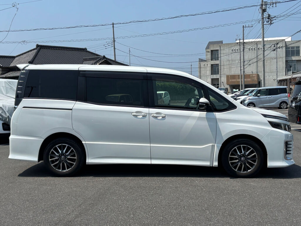 トヨタ ヴォクシー ZS サイドビュー