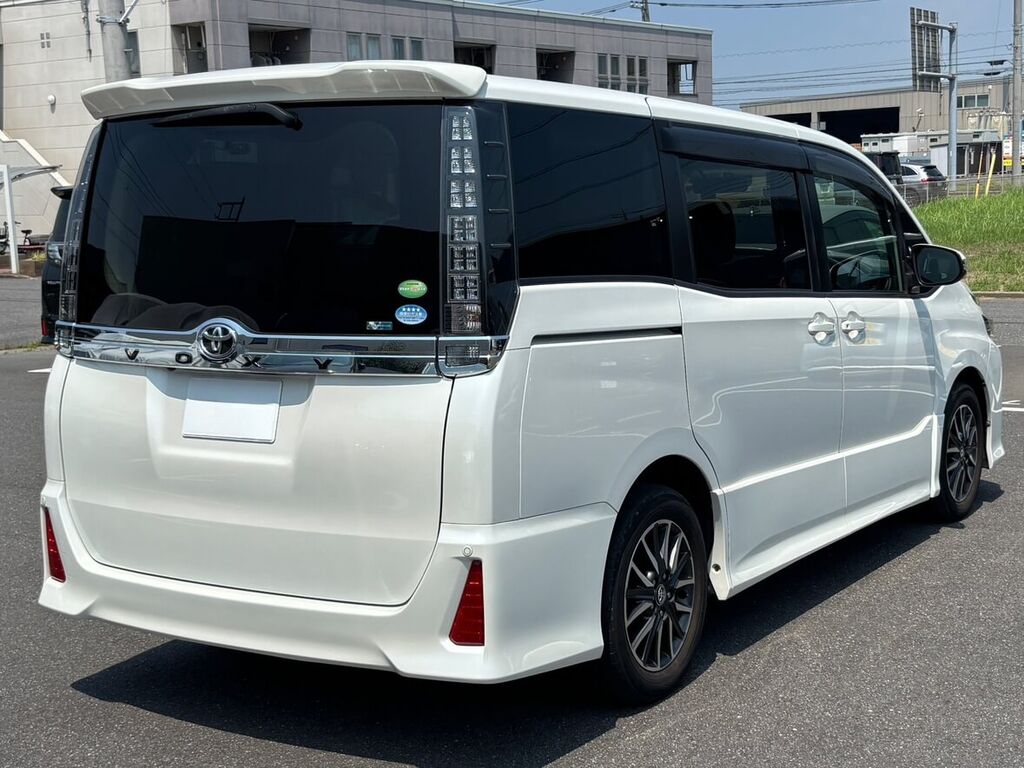 トヨタ ヴォクシー ZS リアビュー