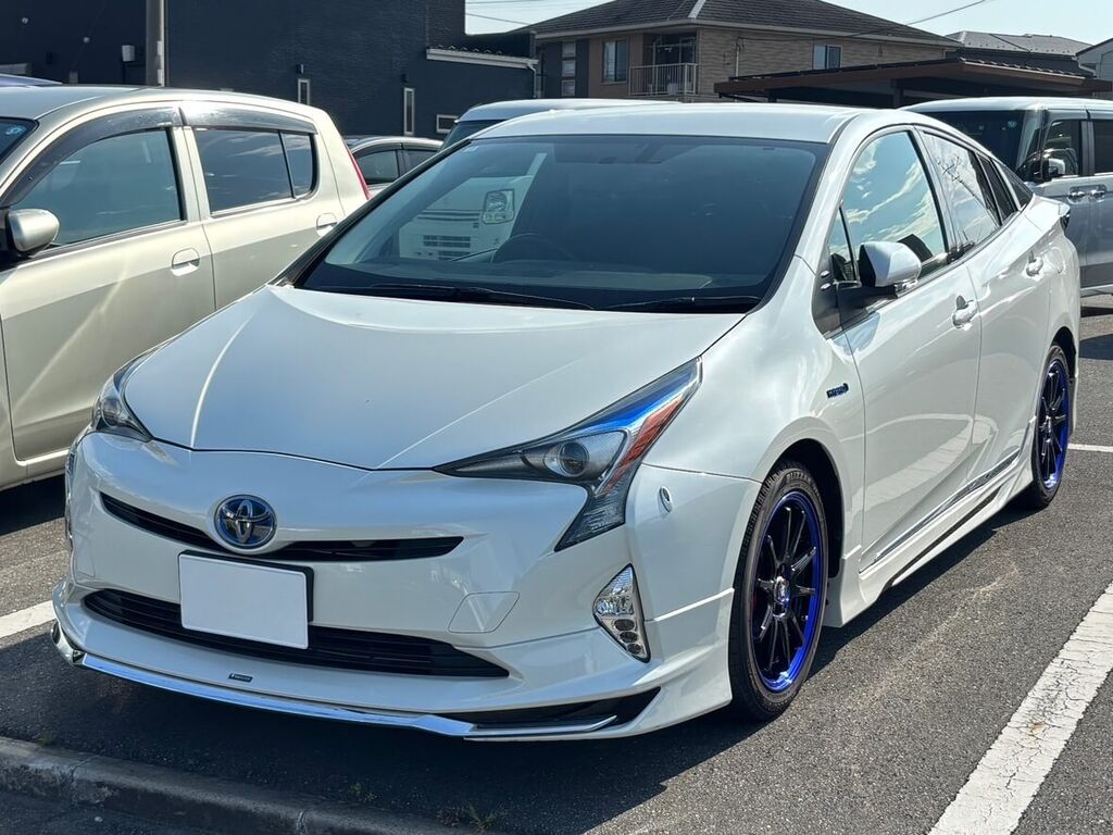 トヨタ プリウス ホワイトパール エアロカスタム 斜め前方
