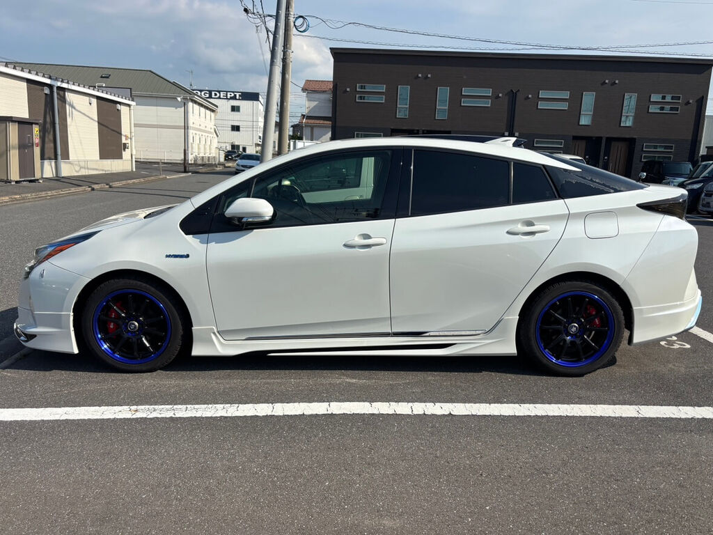 トヨタ プリウス 側面。サイドスカートとブルーリムのアルミホイール