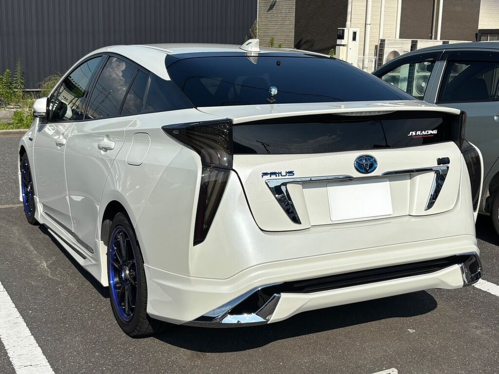 トヨタ プリウス 斜め後方。リアスポイラーとディフューザー