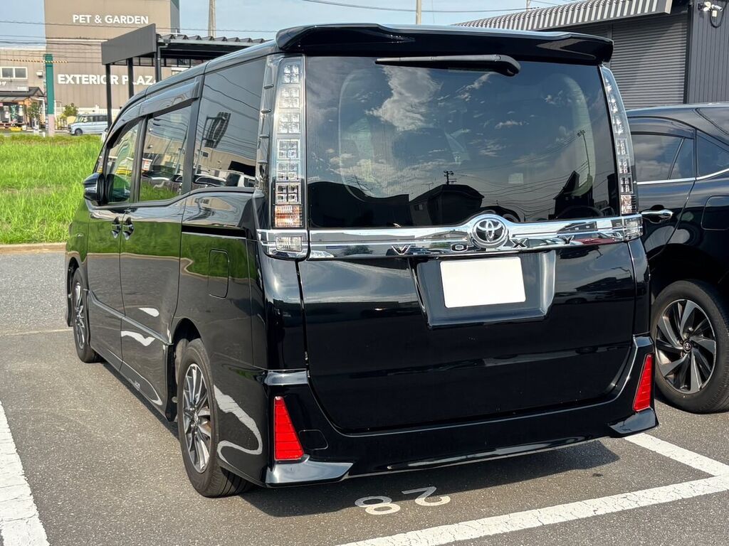 トヨタ ヴォクシー ブラック リアビュー