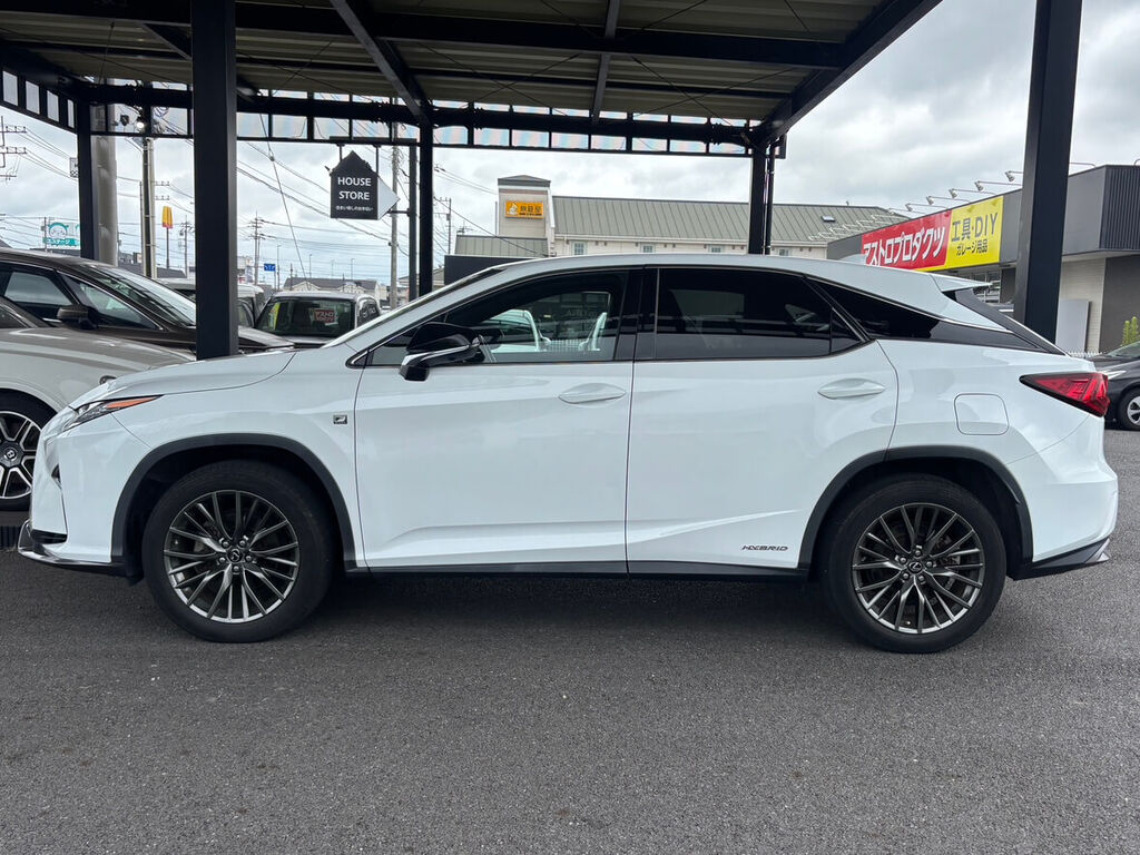 レクサス RX450h F SPORT 側面。ロングホイールベースのSUVシルエット