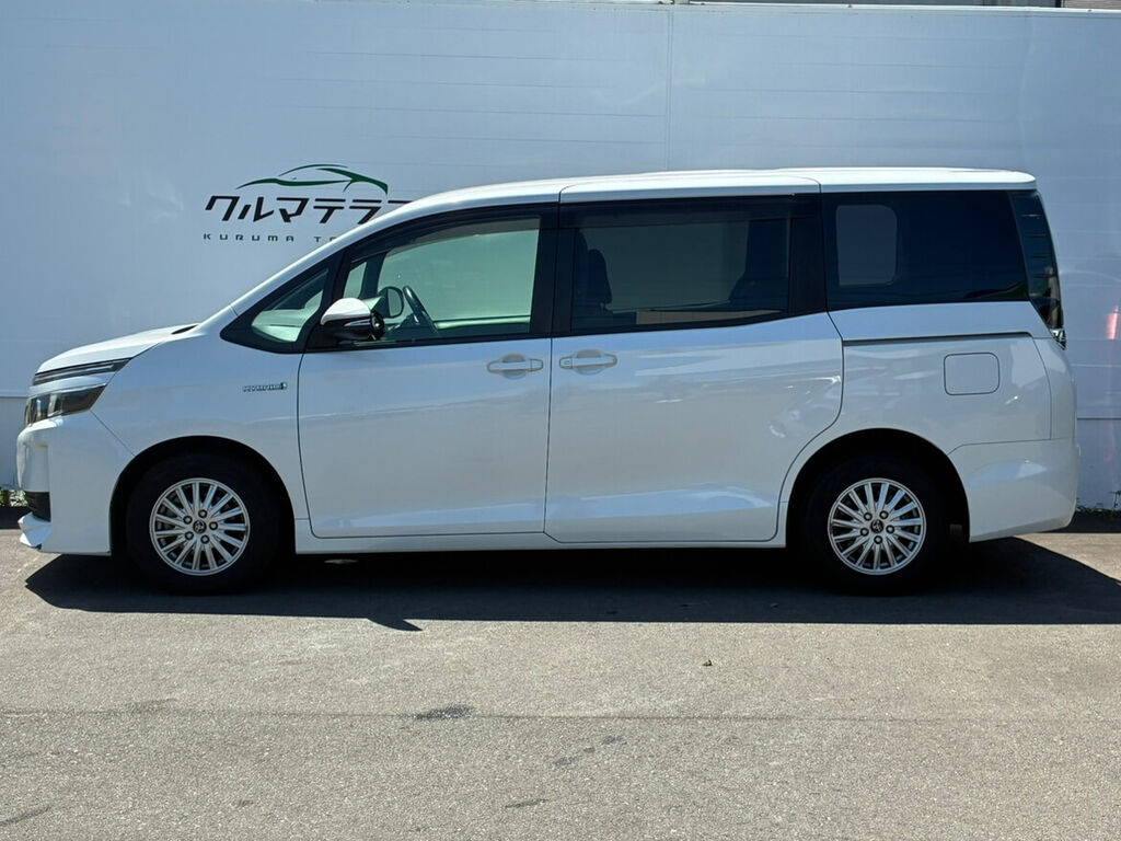 トヨタ ヴォクシー ハイブリッド 側面。両側スライドドアとハイブリッドのエンブレム