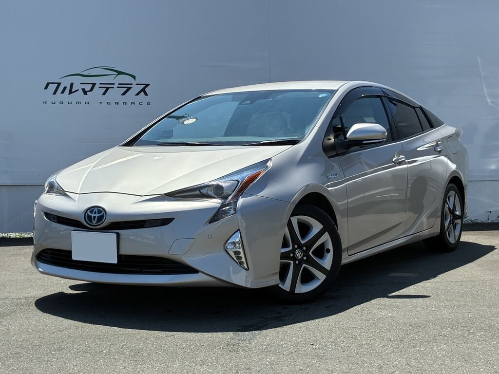 トヨタ プリウス シルバーメタリック 斜め前方