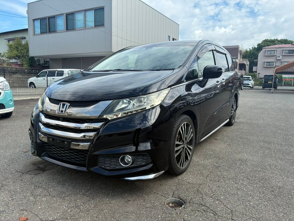 納車されたホンダ オデッセイ アブソルート（クリスタルブラックパール）のフロントビュー
