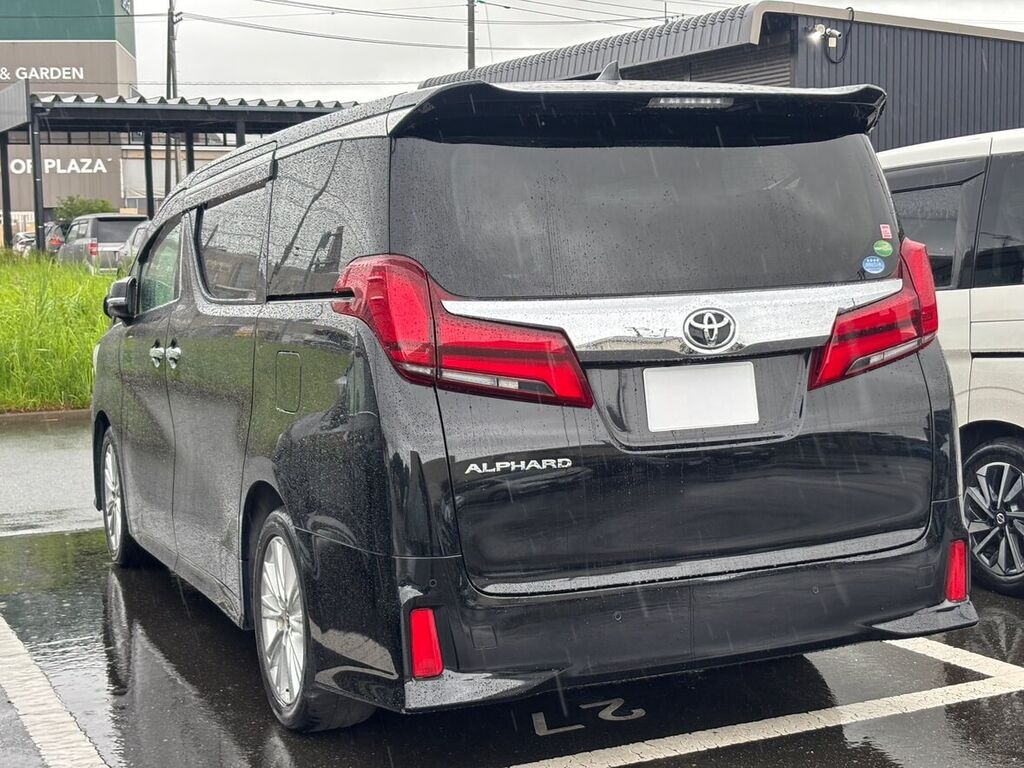 トヨタ アルファード 斜め後方。ALPHARD のリアエンブレム